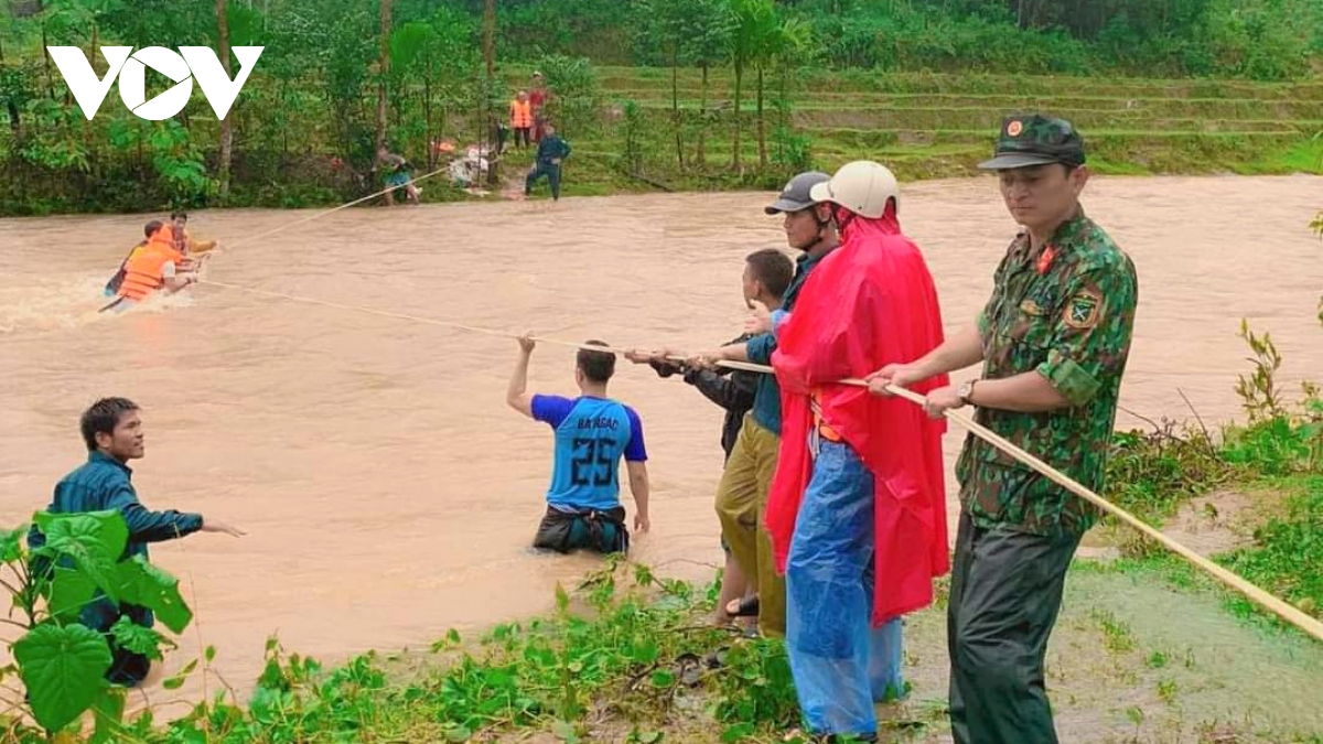 Bộ đội giăng dây vượt sông đưa 18 người ra khỏi vùng nguy cơ lở núi